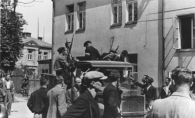 members-lithuanian-militia-prepare-round-up-kovno.jpg