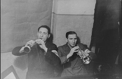 performance-two-members-kovno-ghetto-orchestra.jpg