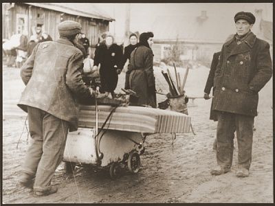 residents-ghetto-move-new-housing-after-germans-reduced-borders-kovno-g.jpg