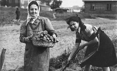 two-women-collect-potatoes-agricultural-plot-kovno-ghetto.jpg