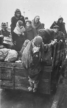 Kraków Ghetto in Podgórze: Life, Deportations and Liquidation, 1941-1943 - Jews from the Krakow ghetto, who have been rounded up for deportation, are crowded onto the back