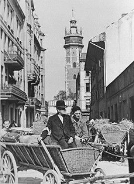 Kraków Ghetto in Podgórze: Life, Deportations and Liquidation, 1941-1943 - Jews move their possessions into the Krakow ghetto by horse drawn wagon