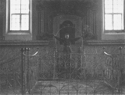 german-soldier-pretends-preach-bimah-podium-kolbuszowa-synagogue.jpg