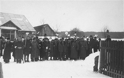 group-jewish-forced-laborers-pose-shovels-entrance-kolbuszowa-ghetto.jpg