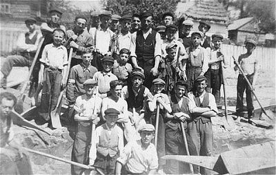 group-portrait-jewish-forced-laborers-holding-shovels-kolbuszowa.jpg