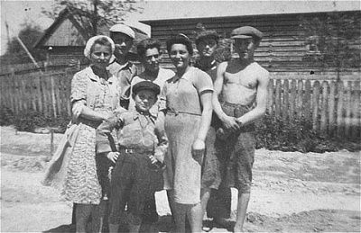 group-portrait-jewish-youth-kolbuszowa-ghetto.jpg