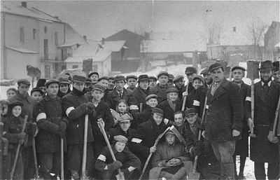group-portrait-jews-forced-labor-kolbuszowa-ghetto.jpg