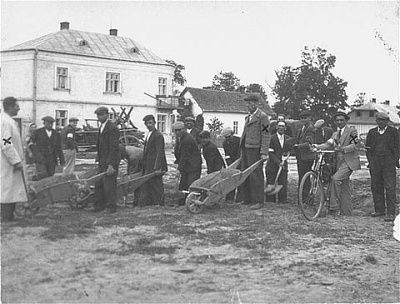kolbuszowa-jews-forced-rebuild-nowy-rynek-new-market-destroyed-germans-duri.jpg