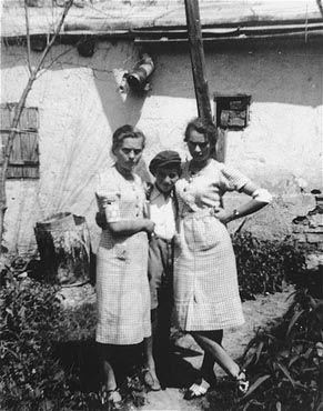 Kolbuszowa and Rzeszów Jewish Life and Ghetto Photos, 1929-1941 - Matla and Rachel Saleschütz pose with their nephew, Szulem Saleschütz