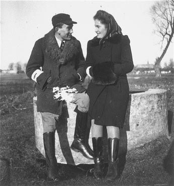 Naftali Saleschütz poses outside with his girlfriend, Rozia Susskind, in the Kolbuszowa ghetto.jpg