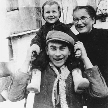 Naftali Saleschütz poses outside with his nephew, Henoch Kornfeld, and niece, Shaindl Weinstein.jpg