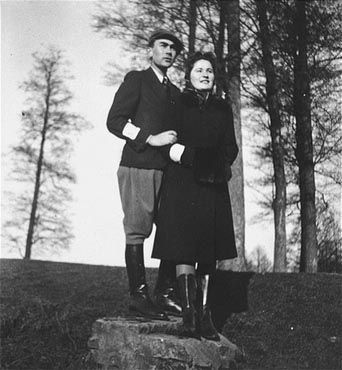 Naftali Saleschütz poses with his girlfriend, Rozia Susskind, on a tree stump in the Kolbuszowa .jpg