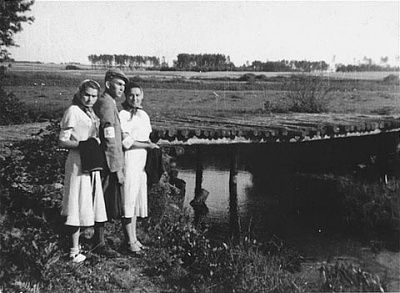naftali-salesch-tz-poses-his-sister-rachel-left-friend-manka-leidner-next-p.jpg