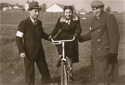 naftali-salesch-tz-poses-two-friends-kolbuszowa-ghetto.jpg