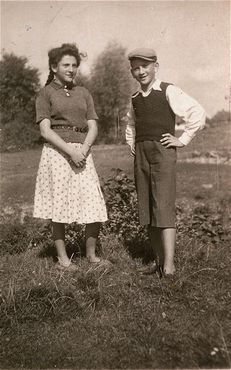 Kolbuszowa and Rzeszów Jewish Life and Ghetto Photos, 1929-1941 - Two Jewish siblings pose outside in the Kolbuszowa ghetto