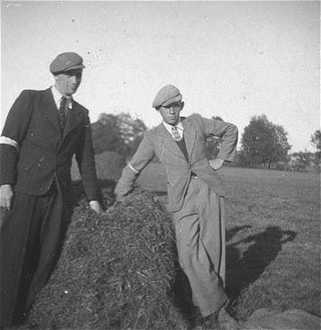 Kolbuszowa and Rzeszów Jewish Life and Ghetto Photos, 1929-1941 - Two Jewish youth pose outside in the Kolbuszowa ghetto