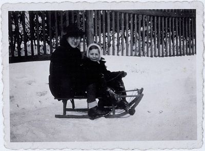 erna-fritsche-haar-her-son-roman-haar-sled-rzeszow-ghetto.jpg
