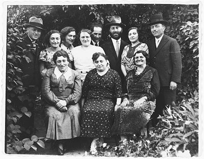 group-portrait-members-extended-jam-family-rzeszow-poland.jpg