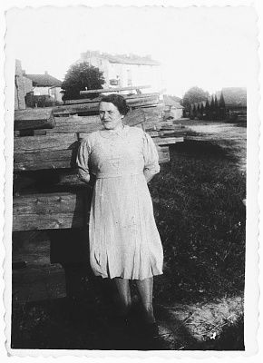 ida-jam-friedberg-poses-front-stack-lumber-familys-lumberyard-rzeszow-p.jpg