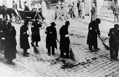 jews-forced-sweep-street-rzeszow-ghetto.jpg