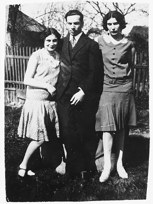 portrait-donor-joseph-tuchfeld-his-two-sisters-rzeszow-poland.jpg