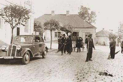 religious-jews-wearing-armbands-forced-labor-sweeping-cobblestone-streets.jpg