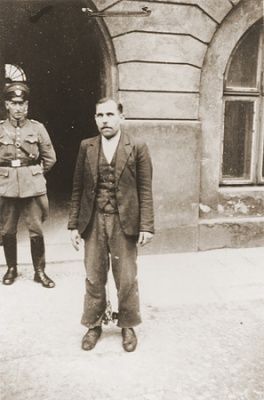 polish-prisoner-siegmunt-swider-b.-may-6-1906-poses-courtyard-county-courth.jpg