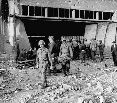 american-medical-personnel-evacuate-survivors-medical-treatment-nordhausen-concentrat.jpg