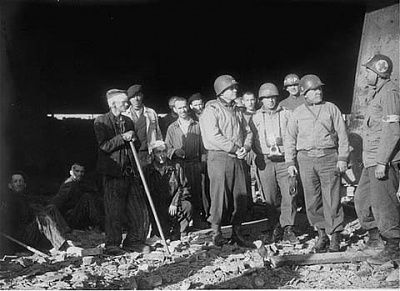 american-officers-speak-medical-officer-while-inspection-ruins-boelke.jpg