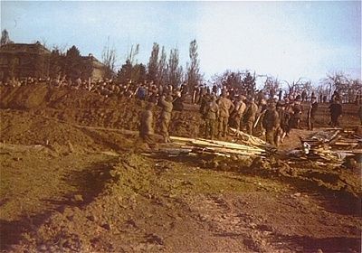 american-soldiers-watch-german-civilians-bury-corpses-prisoners-found-nordhause.jpg