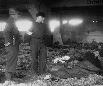 american-soldier-medical-officer-view-dead-living-barracks-nord.jpg