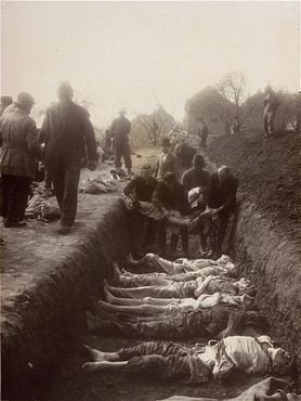 German civilians from the town of Nordhausen bury the bodies of former prisoners0.jpg