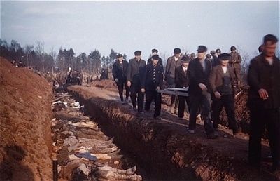 german-civilians-town-nordhausen-carry-bodies-prisoners-mass-graves-bu.jpg