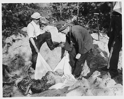 german-civilians-exhume-corpse-prisoner-mass-grave-proper-reburial.jpg