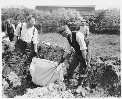 german-civilians-estedt-remove-bodies-polish-russian-jewish-slave-laborers-.jpg