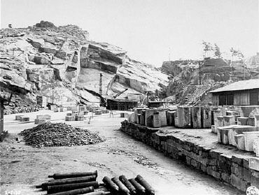 Flossenbürg Camp and Death-March Burials: Schwarzenfeld, Neunburg, Volary, 1945 - quarry1
