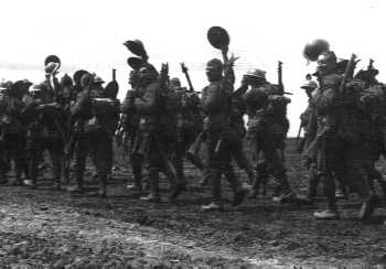 british-troops-on-way-to-somme-front-1916.jpg