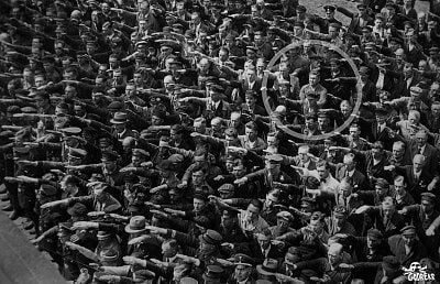 august-landmesser-almanya-1936.jpg