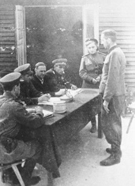 A Polish-Soviet Special Commission interrogates SS Obersturmfuehrer Anthony Thernes in Majdanek.jpg
