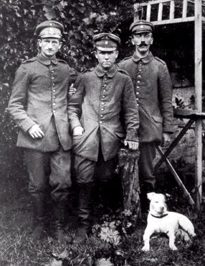 hitler-posing-with-his-dogs-005.jpg