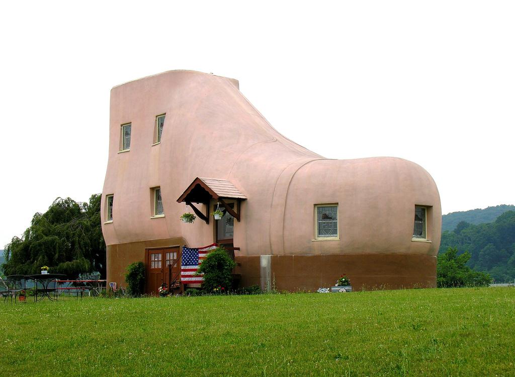 Shoe house off Old Lincoln Highway, Pennsylvania.jpg