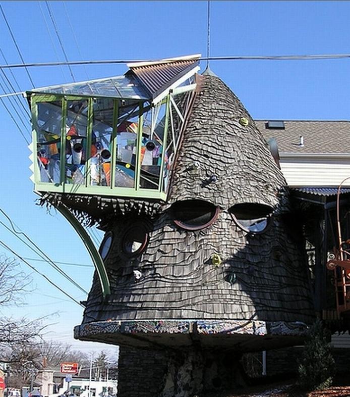 weird house erie avenue cincinnati.jpg