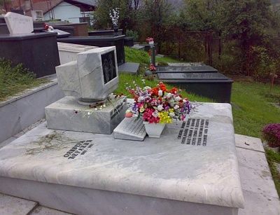 chriss-headstone.jpg