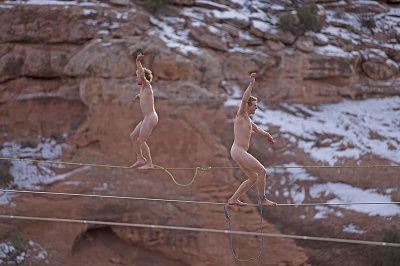 naked-slackliners-2858315.jpg