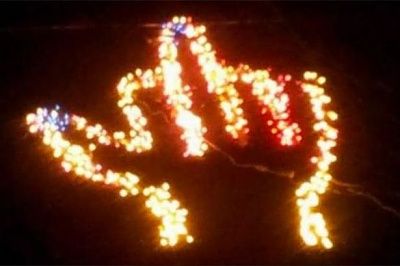woman-arranges-christmas-lights-give-neighbours-finger-2925413.jpg