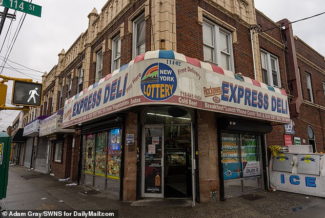 67806569-11763629-Hudson_allegedly_told_officers_that_deli_employees_had_been_stea-a-36_16766849.jpg